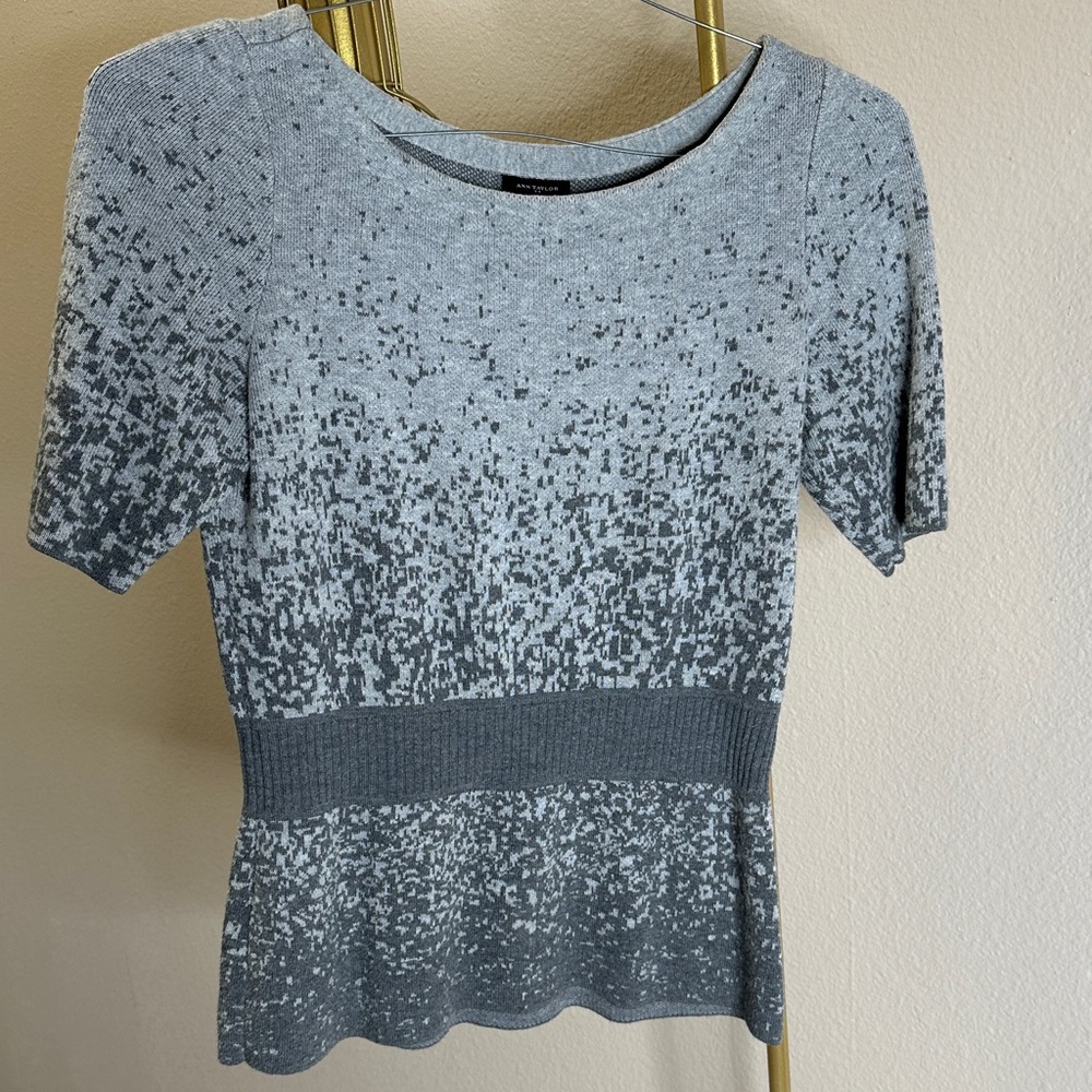 Ann Taylor Chic Gray Patterned Women's Short Sleeve Top